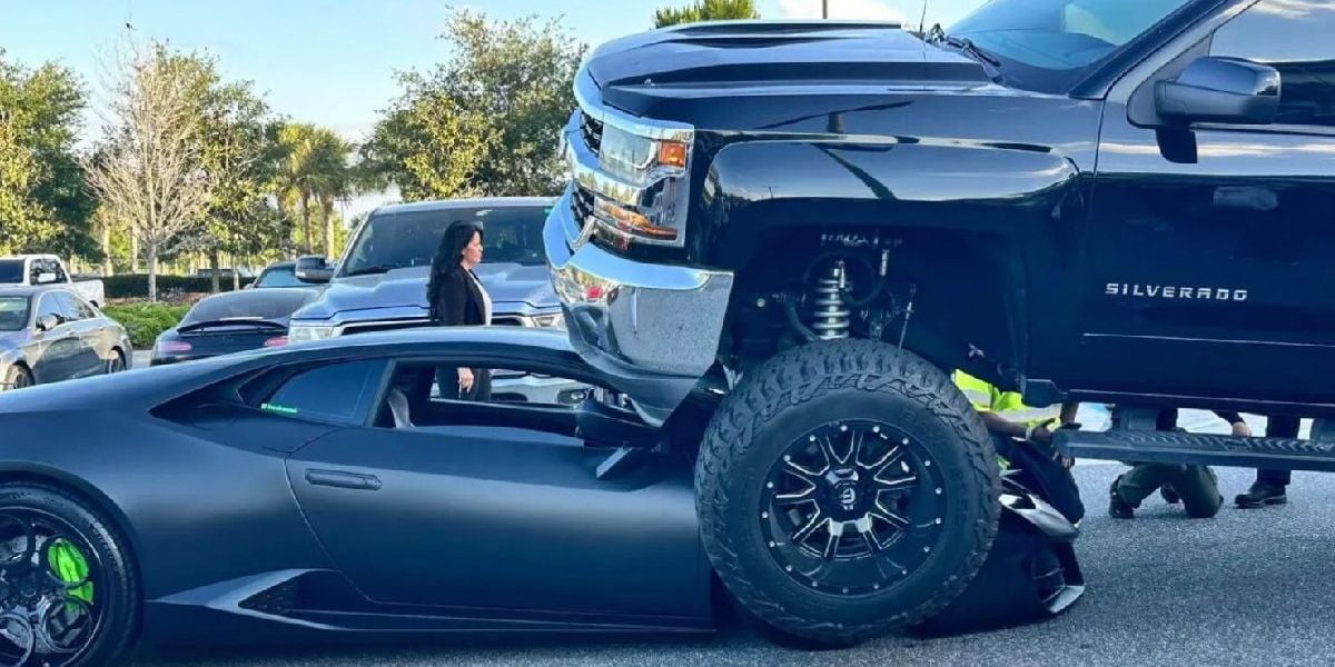 Șoferița a zdrobit un Lamborghini de 214.000 € cu-un Silverado în SUA