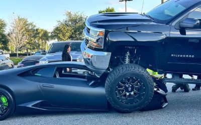 Șoferița a zdrobit un Lamborghini de 214.000 € cu-un Silverado în SUA