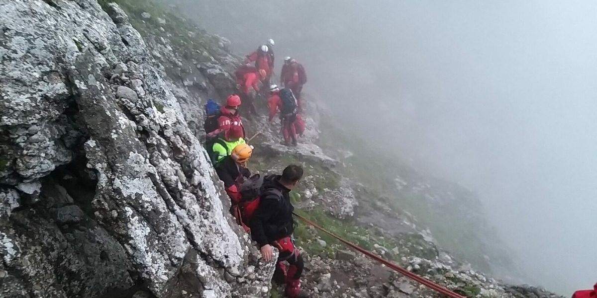 Salvați în Bucegi: Trei alpiniști au căzut într-o rîpă la „Transilvania 100”