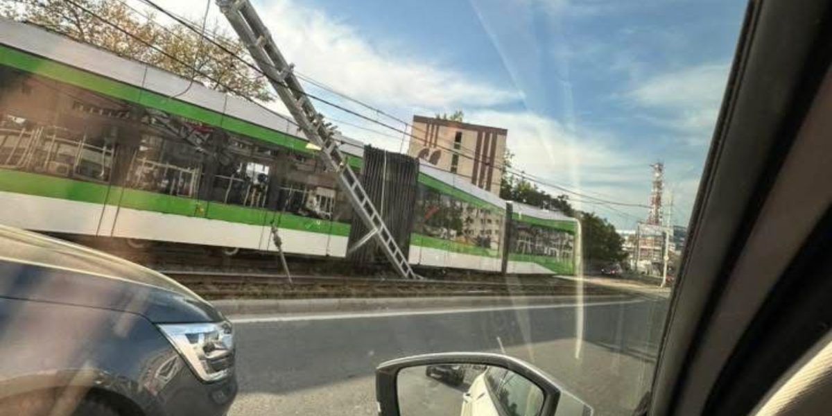 Șase răniți, după ce un tramvai a deraiat pe Valea Cascadelor. Un vagon, zdrobit