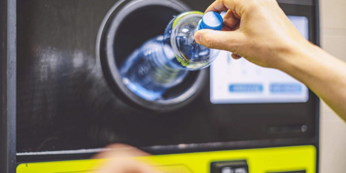 A umplut coșul de reciclare! Cât a câștigat un bărbat după 8 ore de trudă