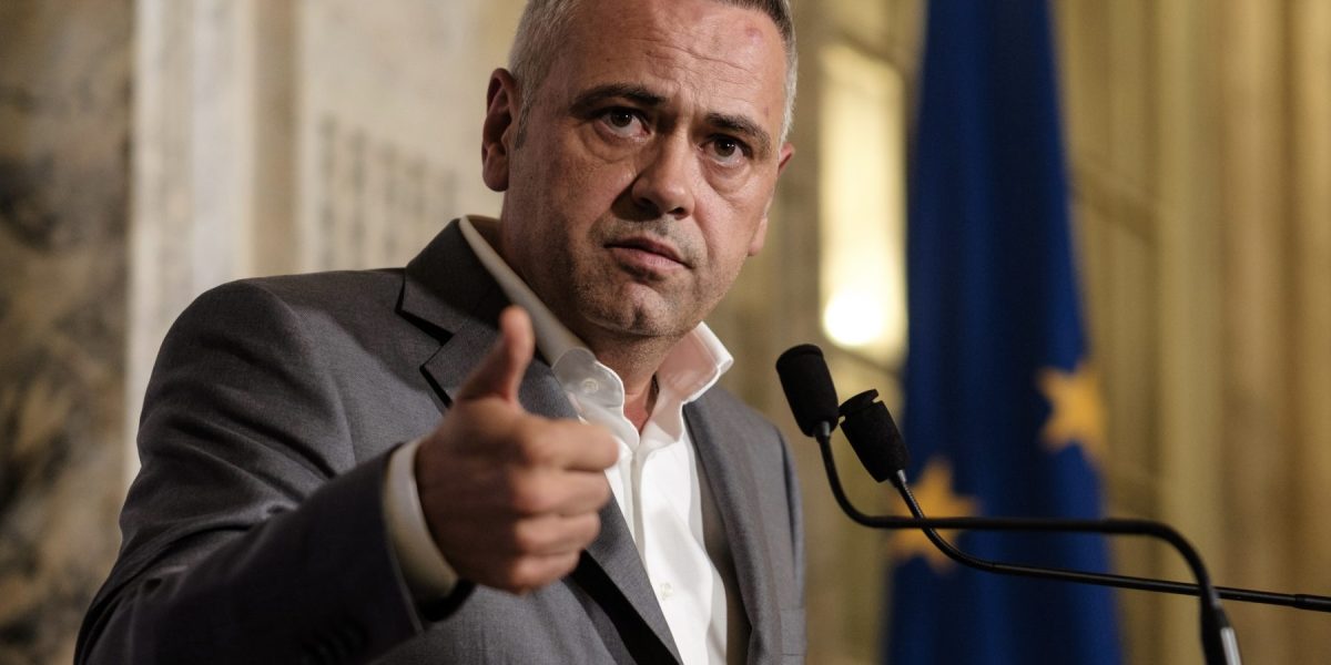 Barbu îl jignește pe Bolojan: „Analfabet”. Vot blocat în Parlament
