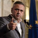 Barbu îl jignește pe Bolojan: „Analfabet”. Vot blocat în Parlament