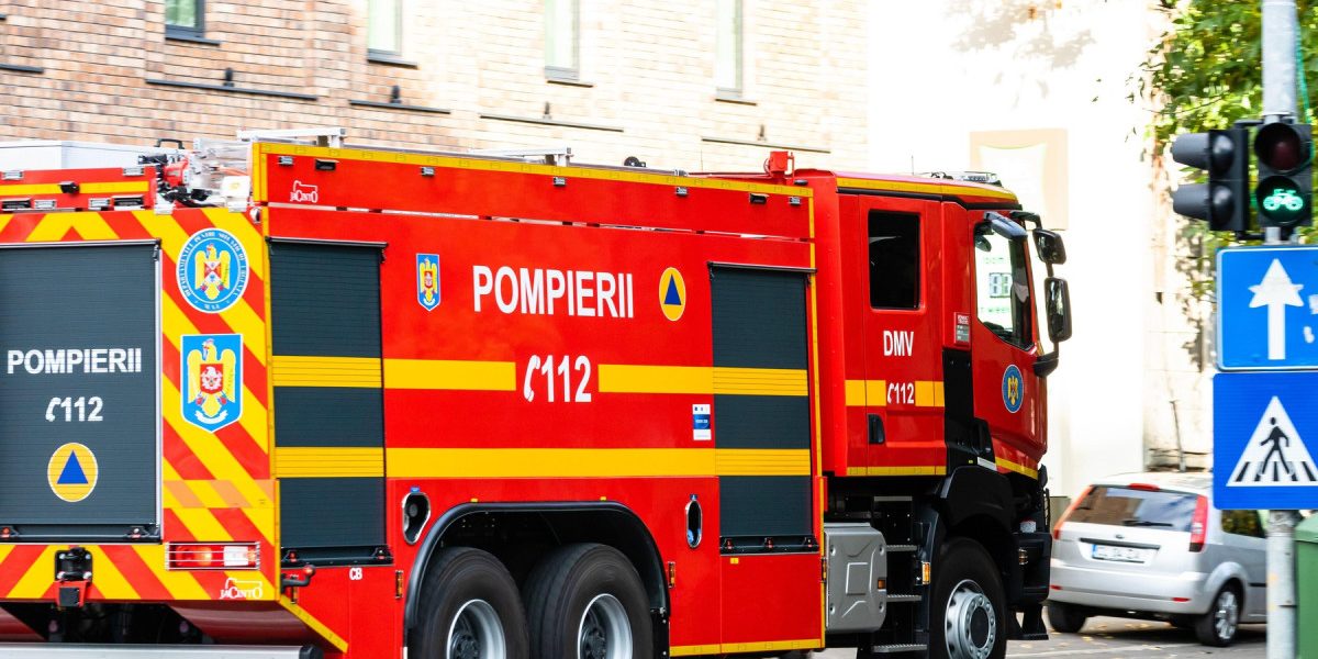 Incendiu la o piață en-gros din Pitești: mai multe standuri au fost cuprinse de flăcări