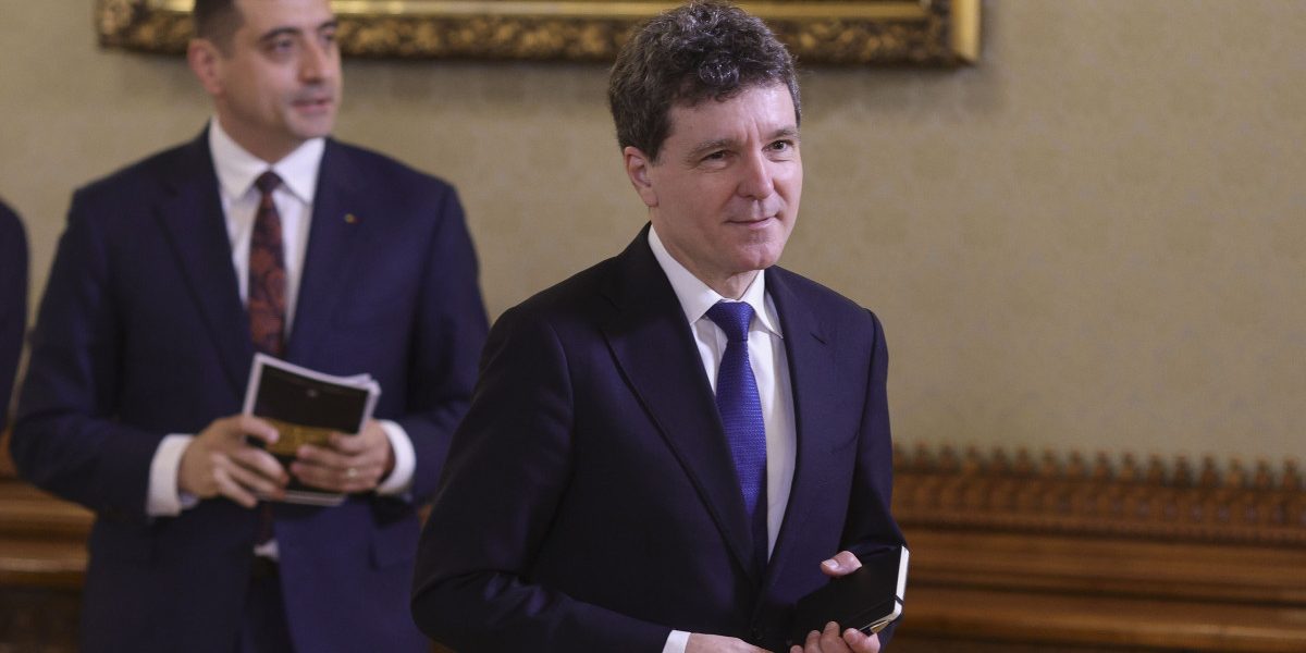 Nicușor Dan explică cine l-a sunat pentru Guvernul Veștea