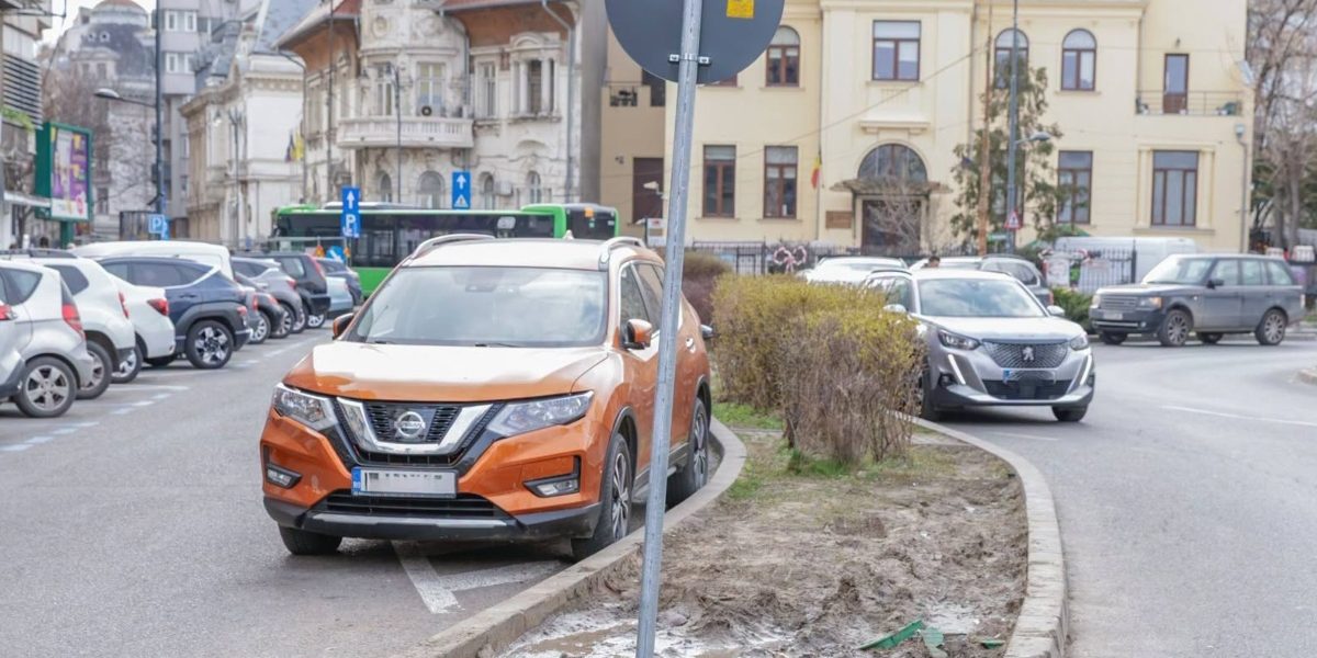 Mașinile de pe trotuare revin în București, legea s-a schimbat