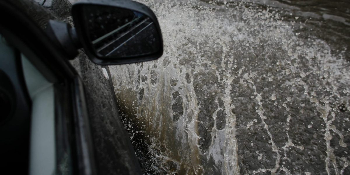 Buzău: Aluviuni blochează drum național, dificultăți în trafic
