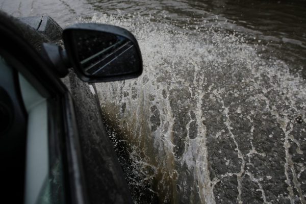 Buzău: Aluviuni blochează drum național, dificultăți în trafic