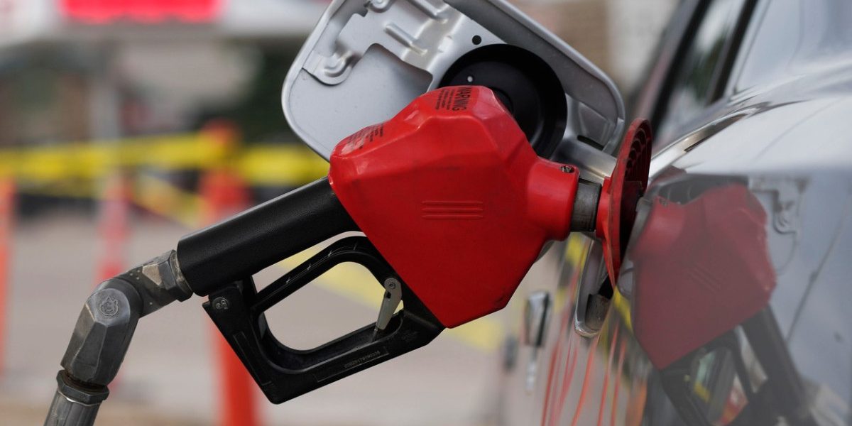 Carburanții scumpi de la 1 iulie. Expert: Taxele, soluția, nu prelungirea schemei