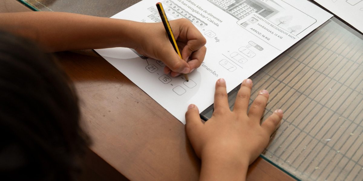 Părinți din Bihor, dați în judecată pentru homeschooling ilegal