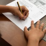 Părinți din Bihor, dați în judecată pentru homeschooling ilegal
