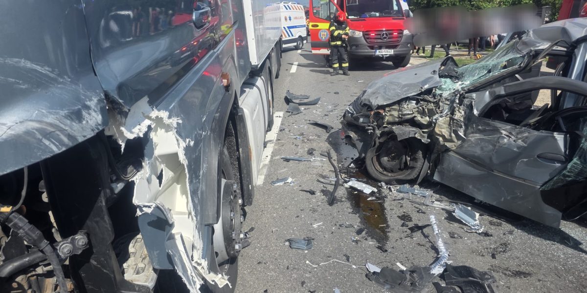 DN 7 Argeș: Patru răniți grav, după un carambol cu camion