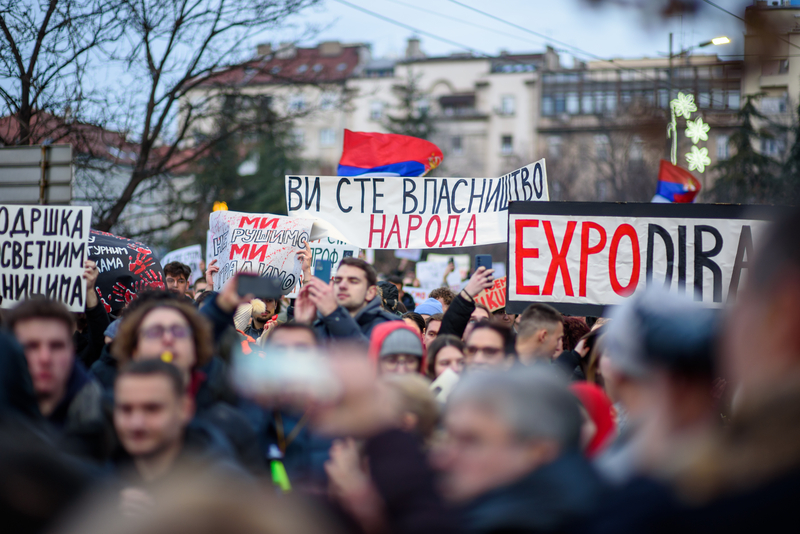 Serbia în fierbere: Vucic pleacă, protestele continuă