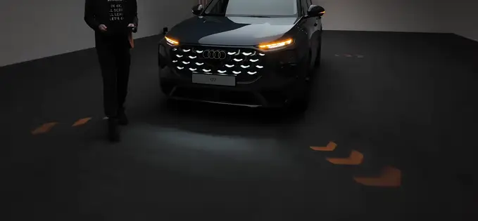 Audi Q7 proiectează semnalizări pe asfalt
