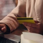Români reținuți UK: Escrocherie de 153 mil. Lire pe TikTok