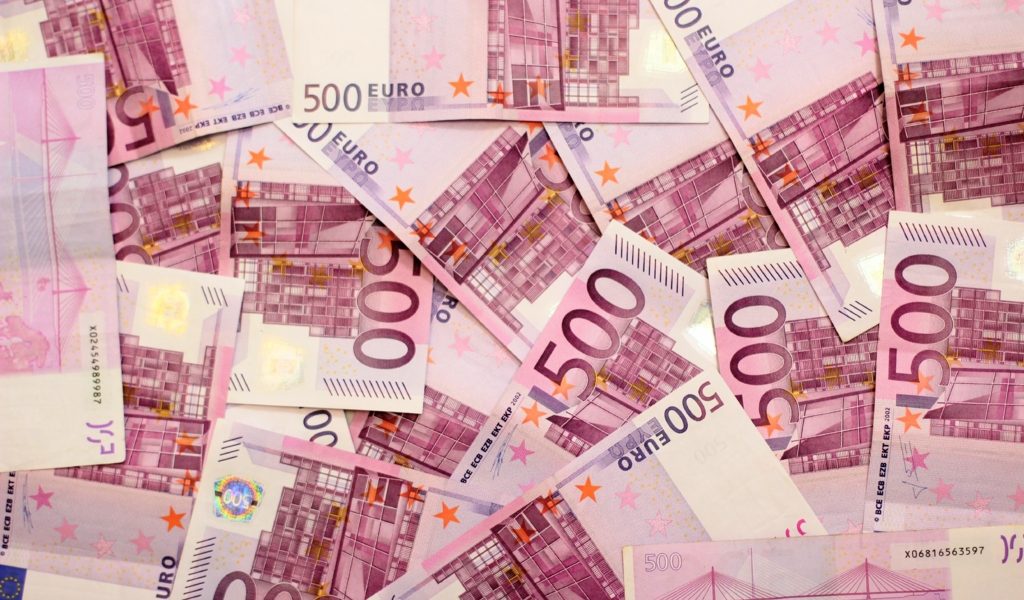 Bărbați prinși cu 400.000 euro falși, încercau să vândă 100.000