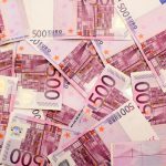 Bărbați prinși cu 400.000 euro falși, încercau să vândă 100.000
