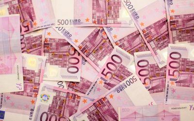 Bărbați prinși cu 400.000 euro falși, încercau să vândă 100.000