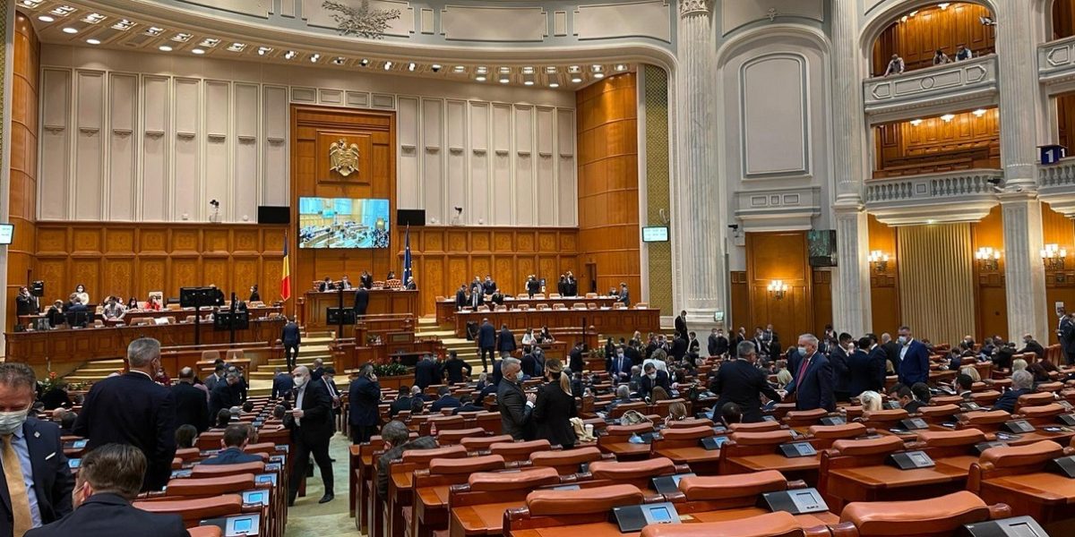Guvernele se doboară. Dar cine le reconstruiește?