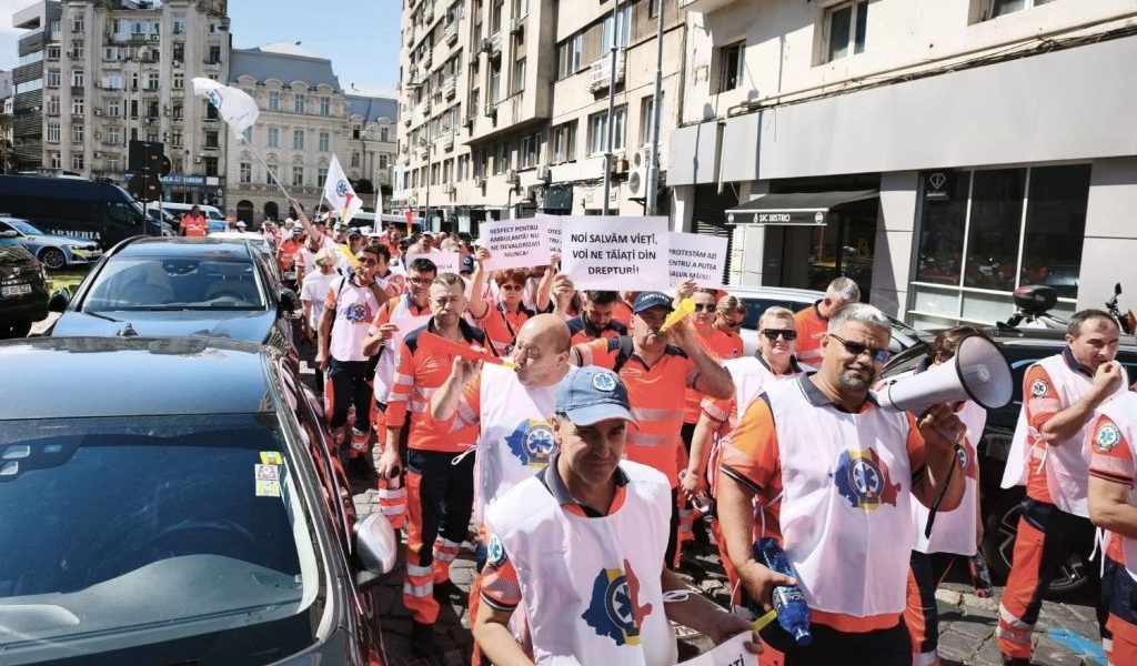 Ambulanțierii, în stradă: Legea salarizării, motiv de furie (FOTO-VIDEO)