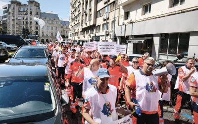 Ambulanțierii, în stradă: Legea salarizării, motiv de furie (FOTO-VIDEO)