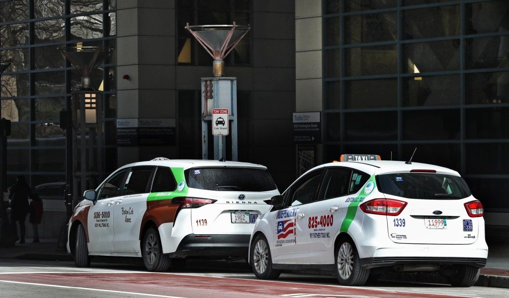 Boston: Șoferii de taxi pot accepta curse Uber, Lyft