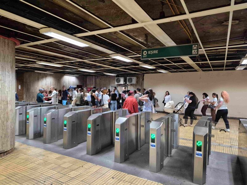 Metrorex, țepușă: Sute de oameni și-au pierdut vremea