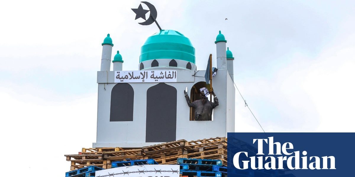 Condamnată „vilei”: Efigie de moschee pe un foc de artificii în Irlanda de Nord
