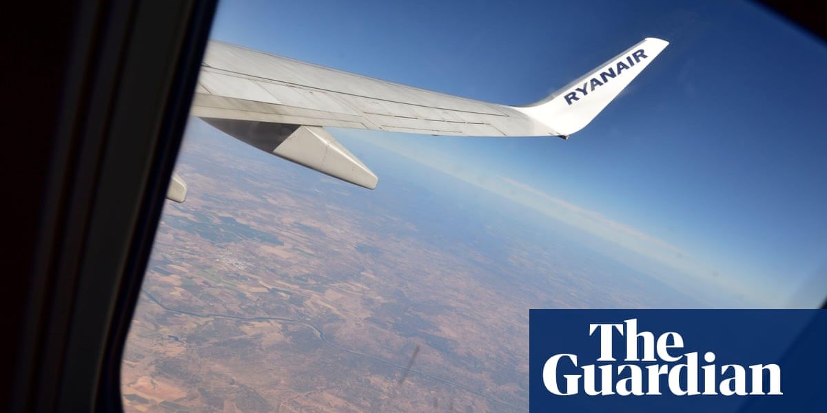 Ryanair: Pasager scapă ca prin minune din avionul cu geam spart