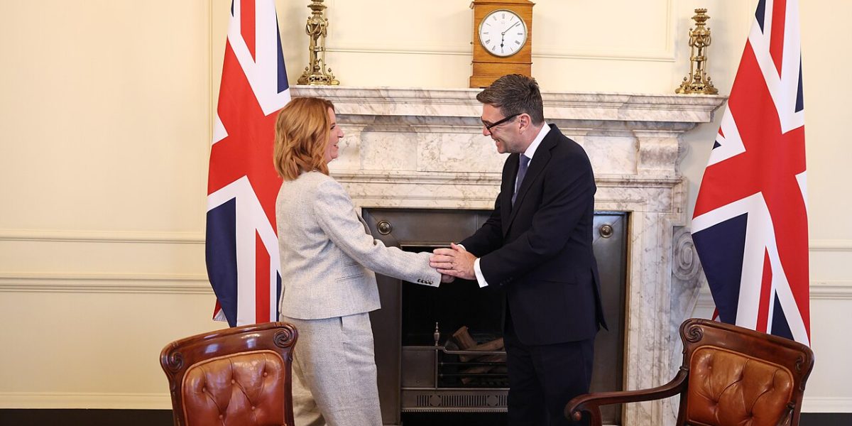 Burnham, prim-ministrul britanic: Numiri incendiare și deficit de încredere