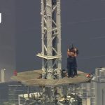 Doi activiști de origine rusă, un cuplu în viața de zi cu zi, au escaladat miercuri vârful zgârie-norului Empire State Building din New York pentru a afișa un banner cu un mesaj pacifist