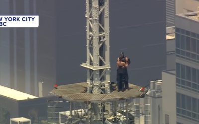 Doi activiști de origine rusă, un cuplu în viața de zi cu zi, au escaladat miercuri vârful zgârie-norului Empire State Building din New York pentru a afișa un banner cu un mesaj pacifist