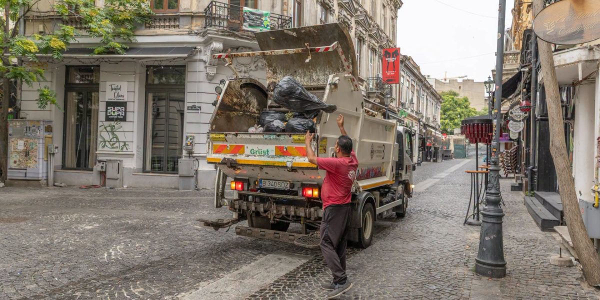 Curățenie în București: Plata se face la gunoi