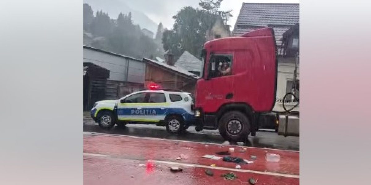 TIR Loveste Masina de Politie in Busteni. Soferul Baricadat