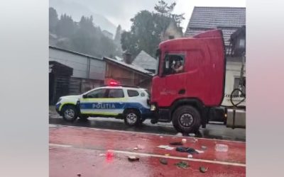 TIR Loveste Masina de Politie in Busteni. Soferul Baricadat