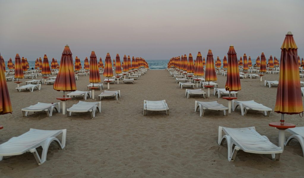 Vacanțe compromise la Constanța. Fenomenul care ține turiștii pe mal, în timp ce meteorologii anunță și coduri de furtună