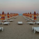 Vacanțe compromise la Constanța. Fenomenul care ține turiștii pe mal, în timp ce meteorologii anunță și coduri de furtună