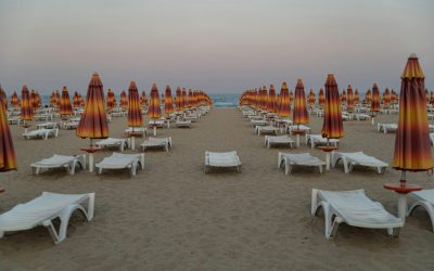Vacanțe compromise pe litoral: Coduri de furtună țin turiștii pe uscat