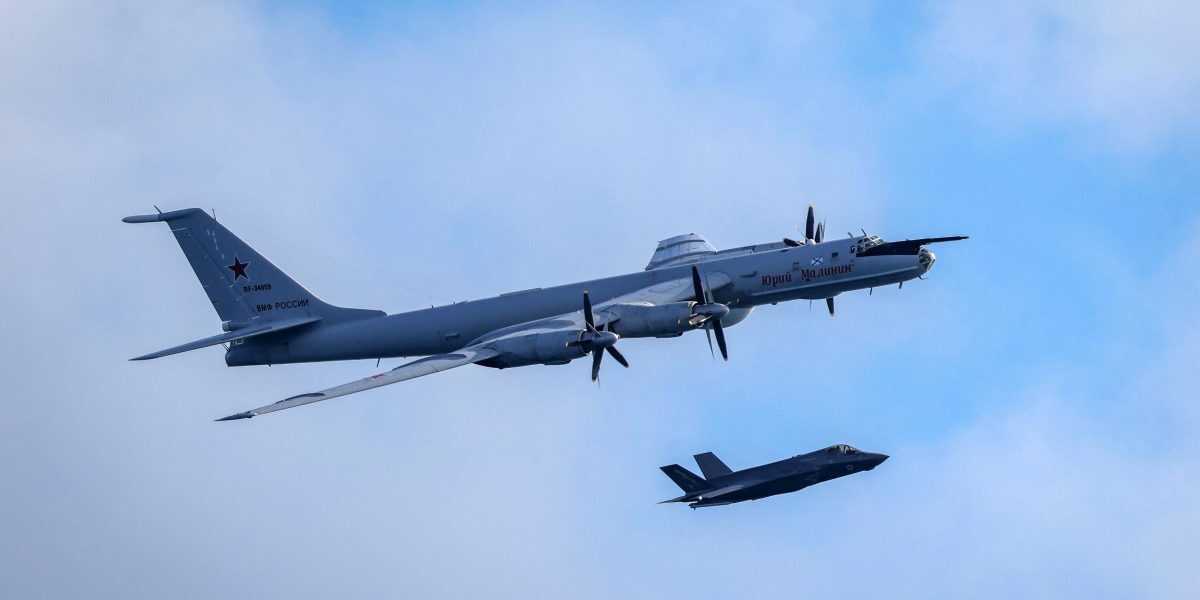 Avion rusesc, manevre periculoase lângă portavion britanic