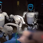 Roboți operează în premieră pe om. O premieră medicală mondială