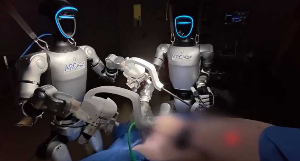 Roboți operează în premieră pe om. O premieră medicală mondială