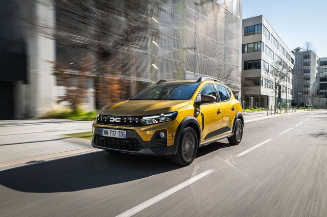 Sandero, depășit! Noul șef al Europei auto intră în joc