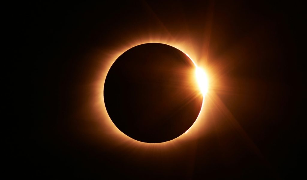 Eclipsează cerul: Urmăriți-o în siguranță în România!