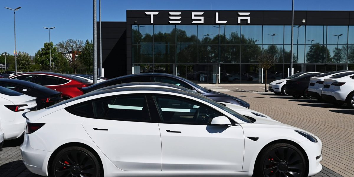 Tesla bate Mercedes, chinezii URCĂ pe piața auto mondială