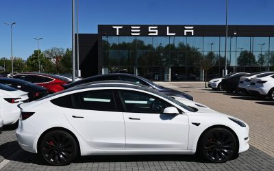 Tesla bate Mercedes, chinezii URCĂ pe piața auto mondială