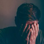 Patru români mor zilnic prin suicid, România fără strategii locale