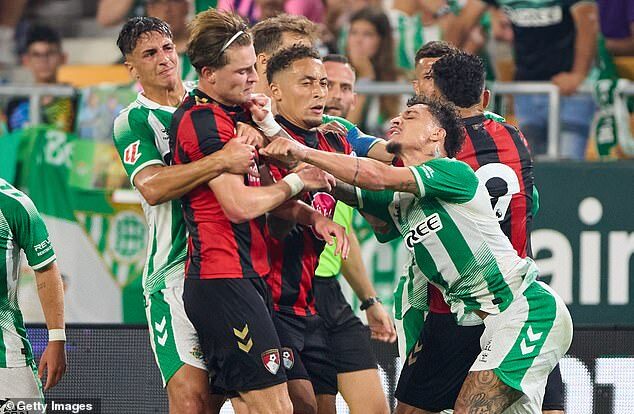 Antony, eliminat! Meci amical Real Betis – Bournemouth degenerat în bătaie