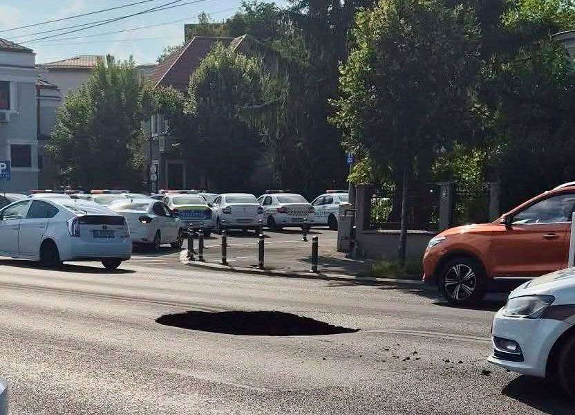 Surpare pe Eroilor: Circulație blocată pentru Apa Nova