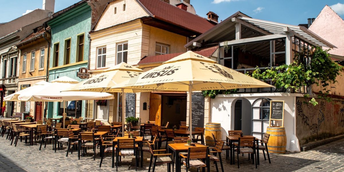 Bran vs Brașov: Prețuri șoc la ciorbă, cartofi, friptură