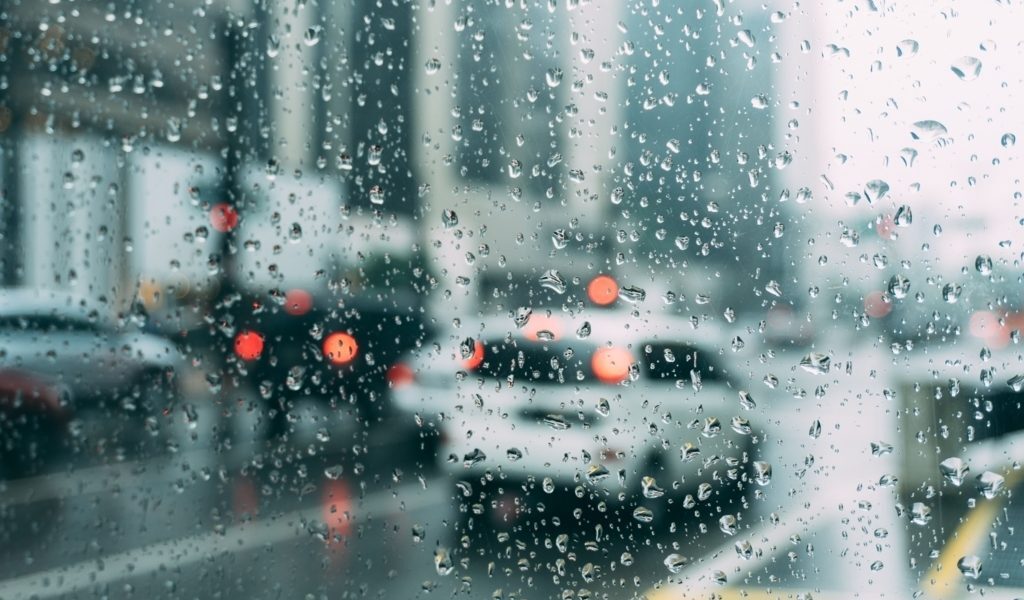 Cod roșu de vreme severă imediată. Sunt anunțate averse, vânt puternic și grindină în zeci de localități din mai multe județe UPDATE